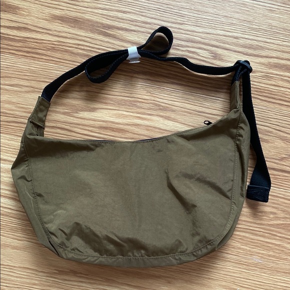 BAGGU Handbags - NWT Baggu Medium Crescent Bag in Seaweed